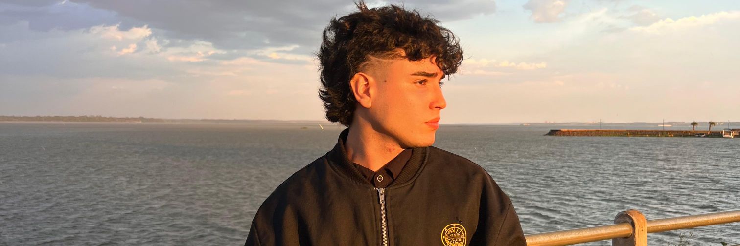leosandee's profile banner image