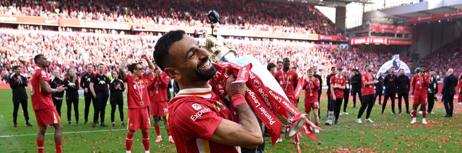 dee ²⁰'s banner