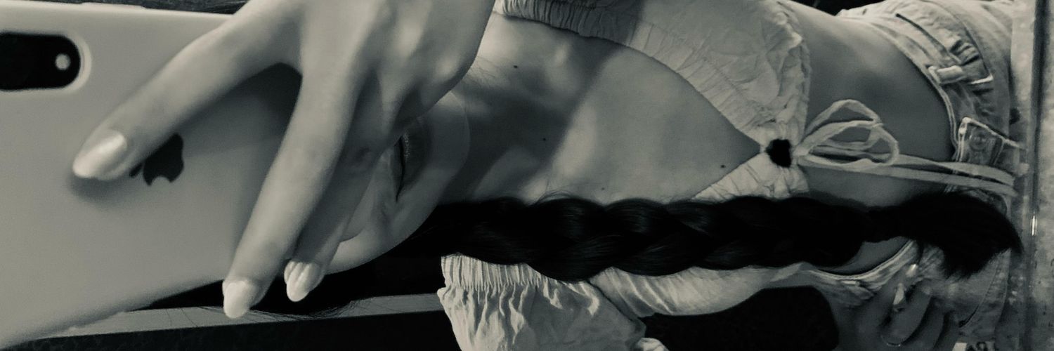 lorenainside's profile banner image