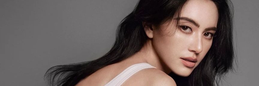 Davika Hoorne's banner