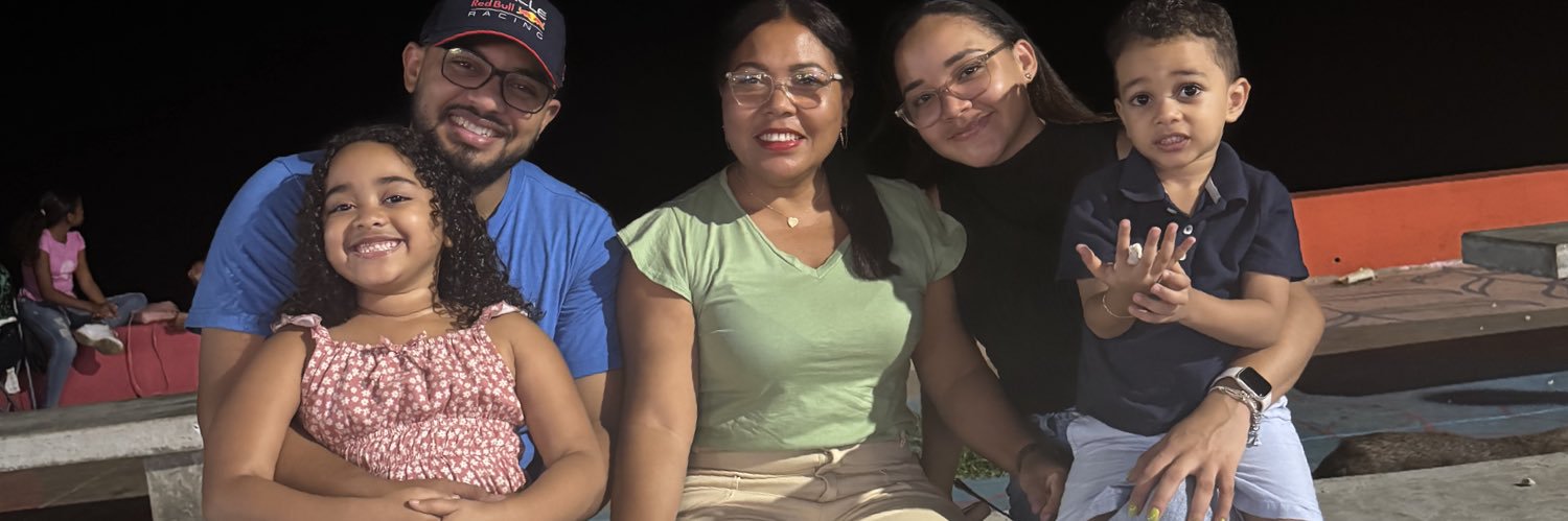 palomasantost's profile banner image