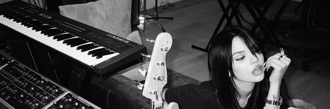 laura 📀 𑣿 banner