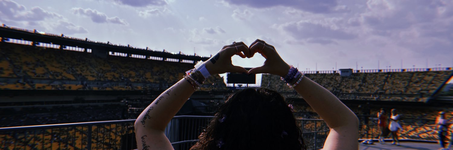 RoseYsabella's profile banner image