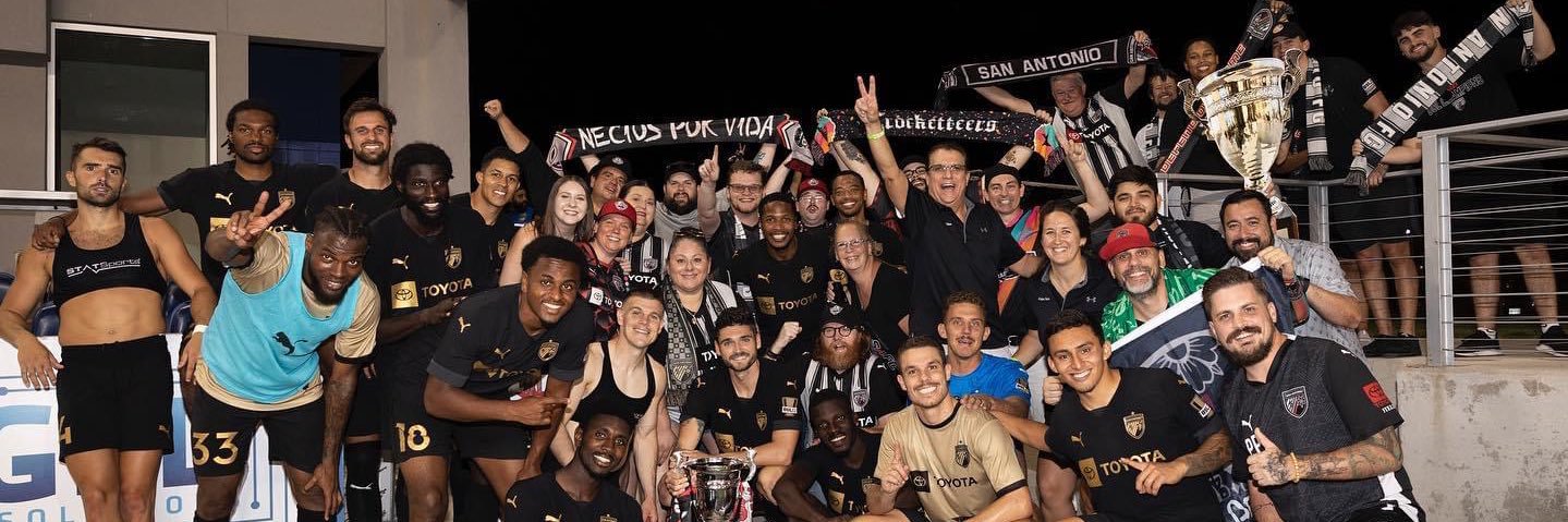 Los Gatos Blancos banner