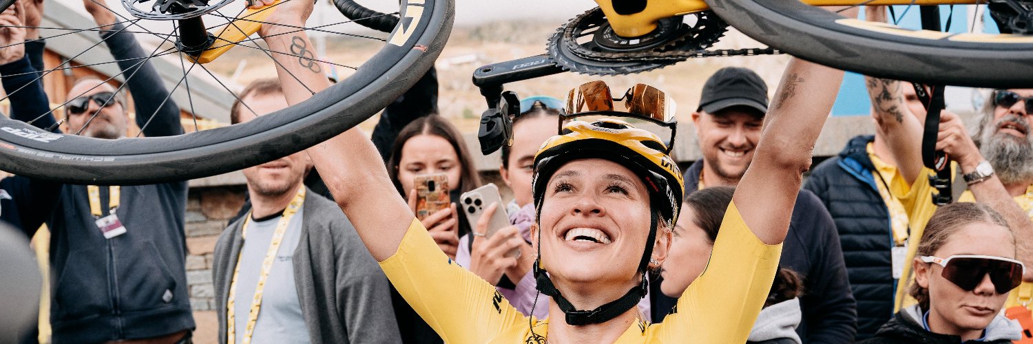Le Tour de France Femmes avec Zwift's banner