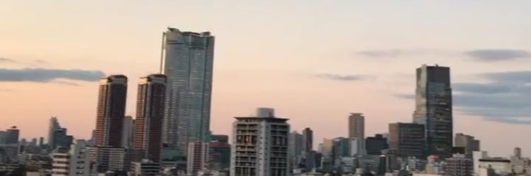 Que banner