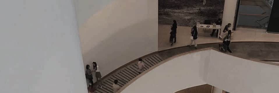 / banner