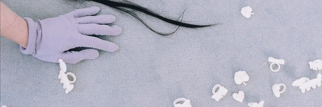 ୨୧ klɑːkt hɜr’s white cat's banner