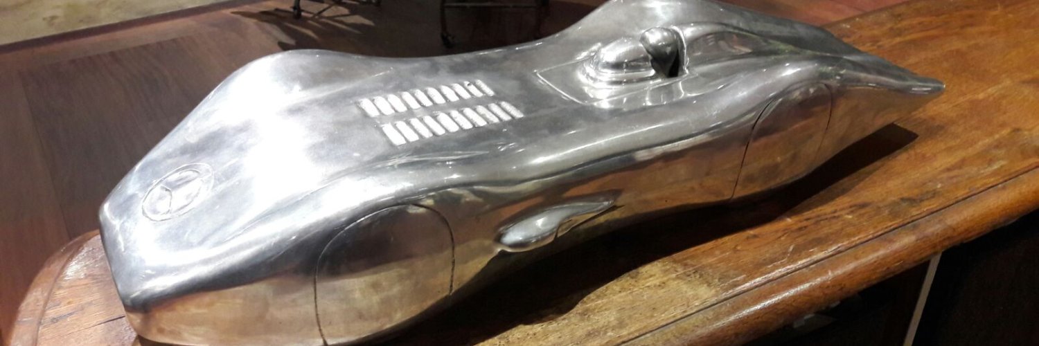 Dennis' Eigenaardigheid banner