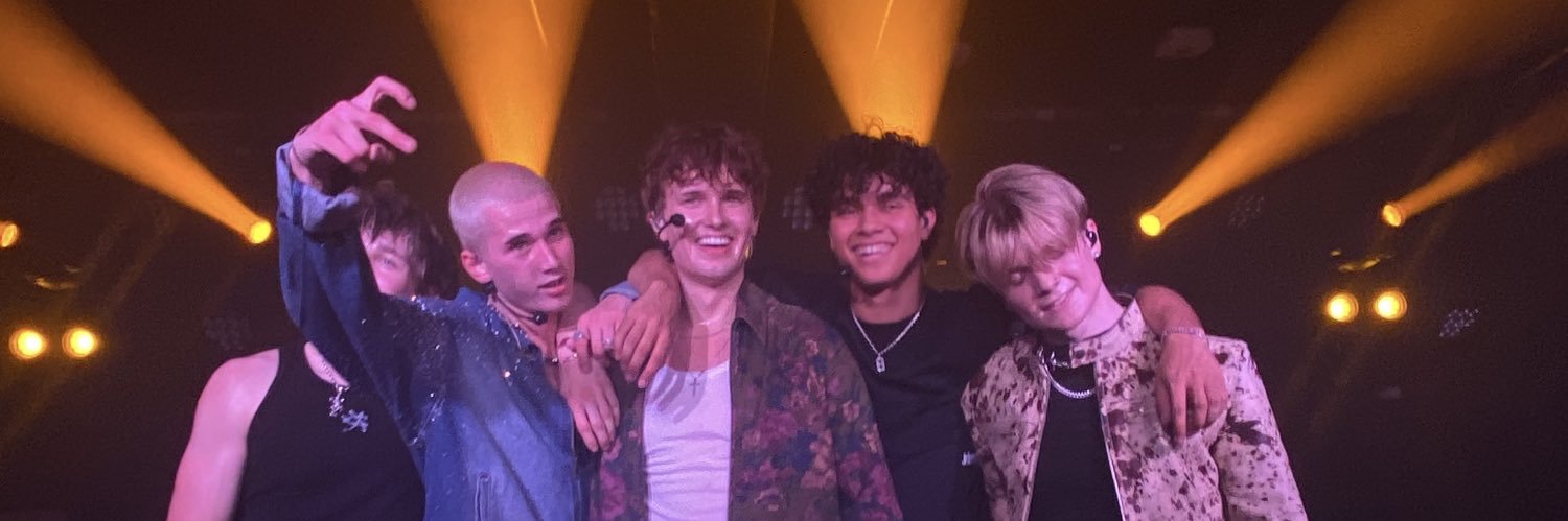 dear•summah♠️🛒~ seeing 5sos banner