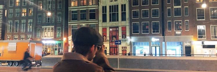 W banner