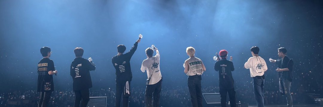 nami saw ATEEZ banner