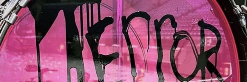 Gerard Way haciendote guturales en el oído banner