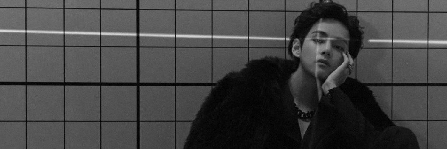 kim v⁷ banner