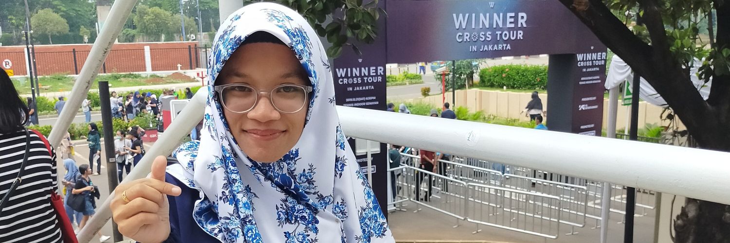 vineila's profile banner image