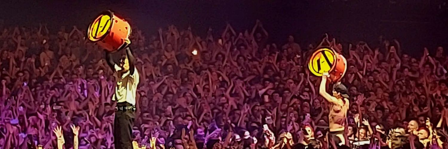 iløamr • • BREACH banner