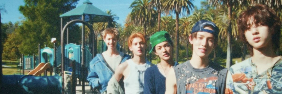 tia 🫐 banner