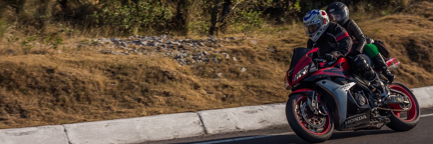 Alejandro González banner