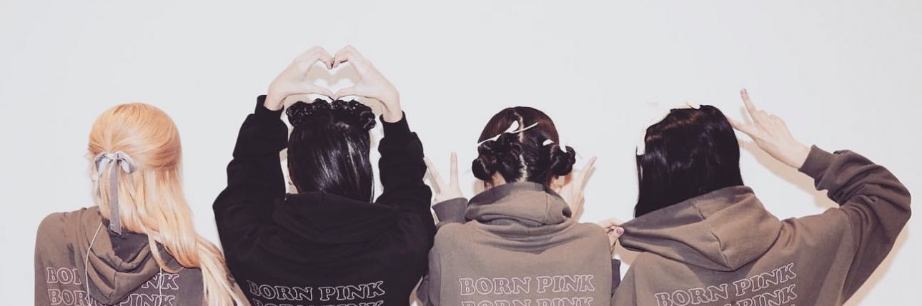 laine saw blackpink banner