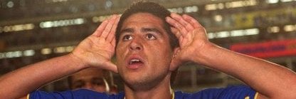 Paredes dandole comida caliente a niños huerfanos banner