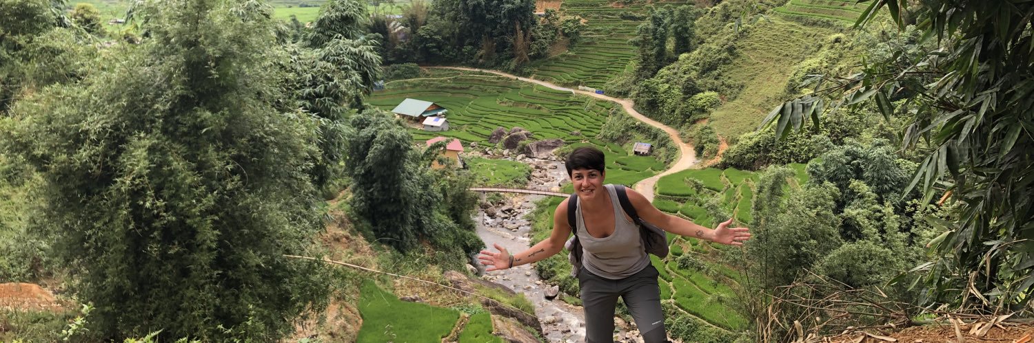 larasaez's profile banner image
