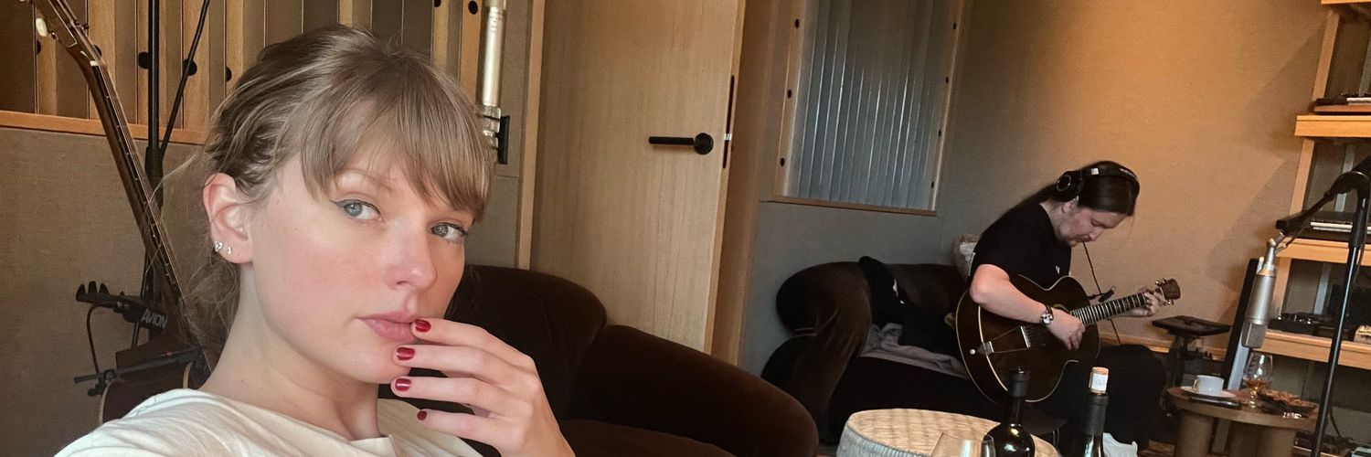 Anna Vitória|| poeta torturada🥂 banner