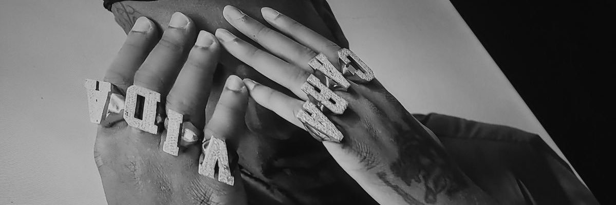 viv1s7's profile banner image