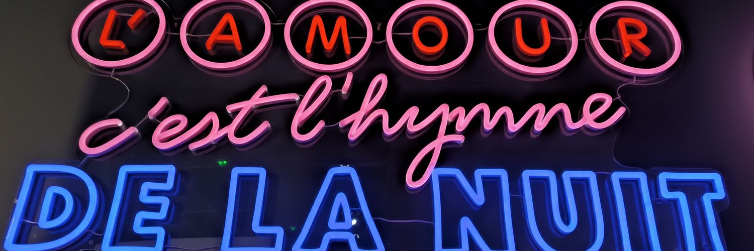 Blondinette à lunettes banner