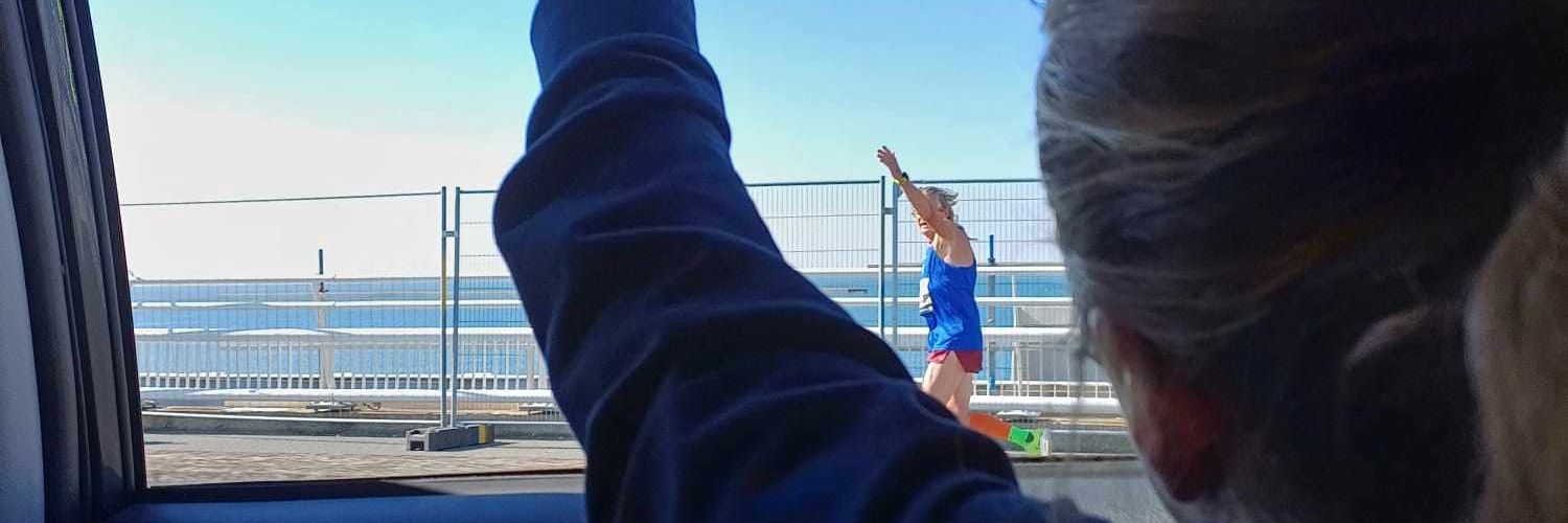 Jhonny met de H NA de J. banner