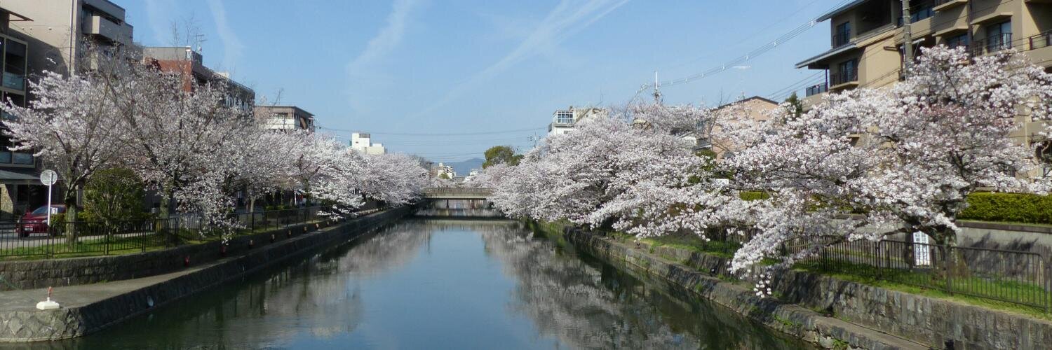 "にょる。" banner