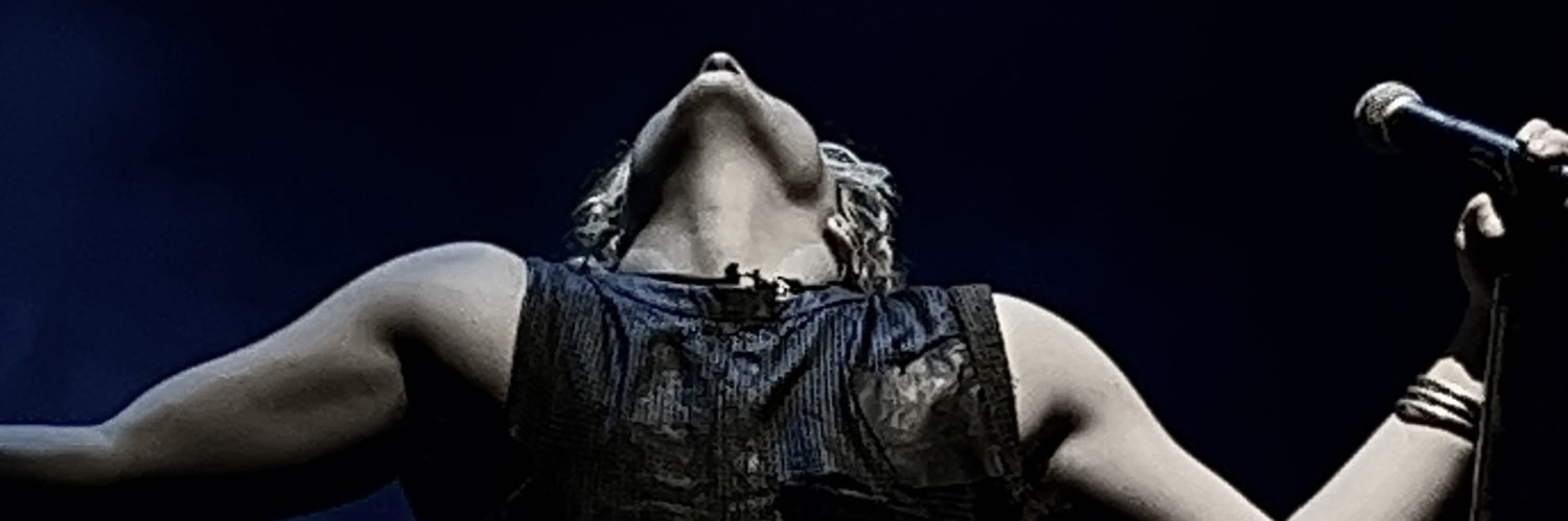 Chica con Kalashnikov banner