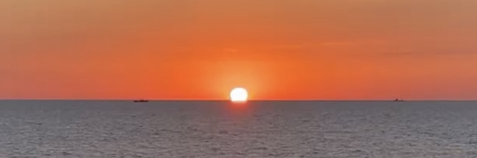 夕日が海に沈む宿まひるのつき's banner