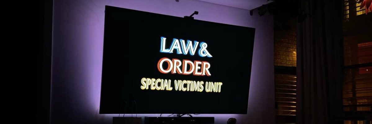 dejan assistindo SVU banner
