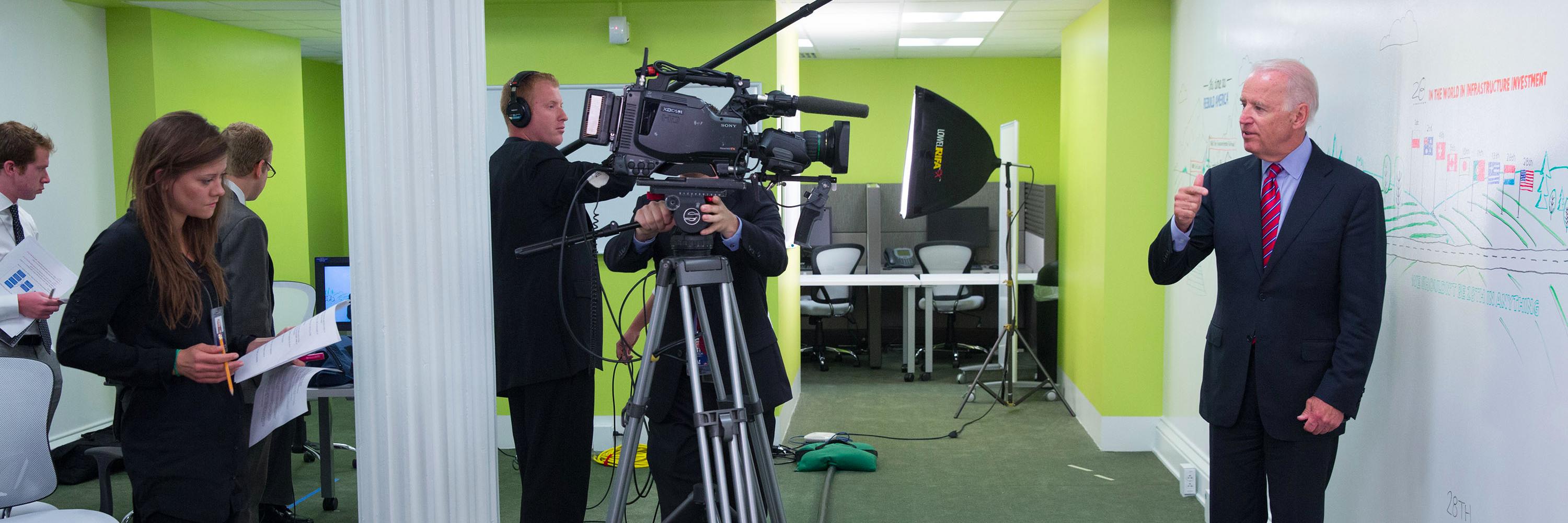 Lindsay Holst (NARA) banner