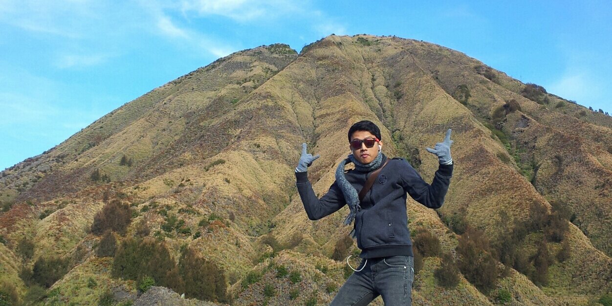 reev7's profile banner image