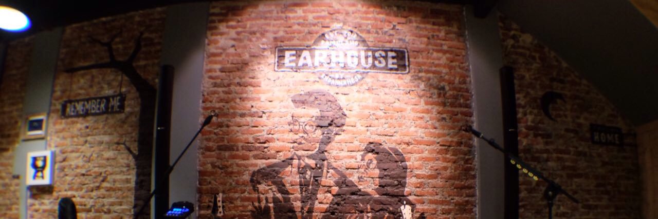earHouse banner