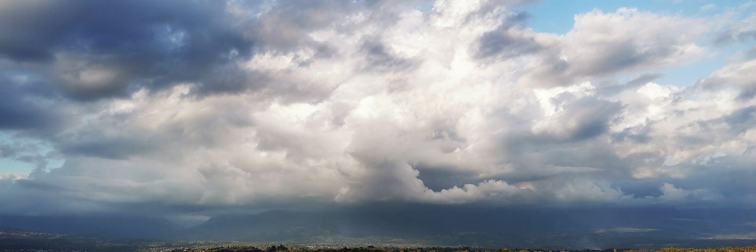 Yiky's profile banner image