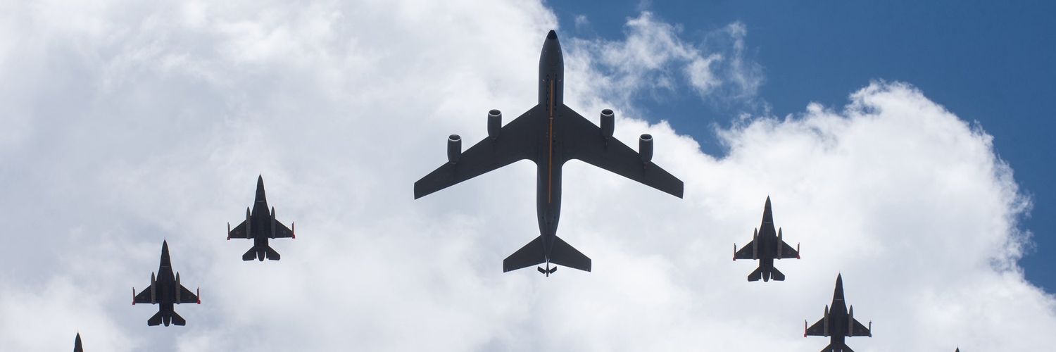 En un avion viajan 300 monos y 1 piloto... banner