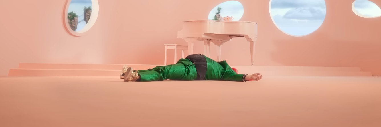 Jack Black throwing a Peach Daily banner