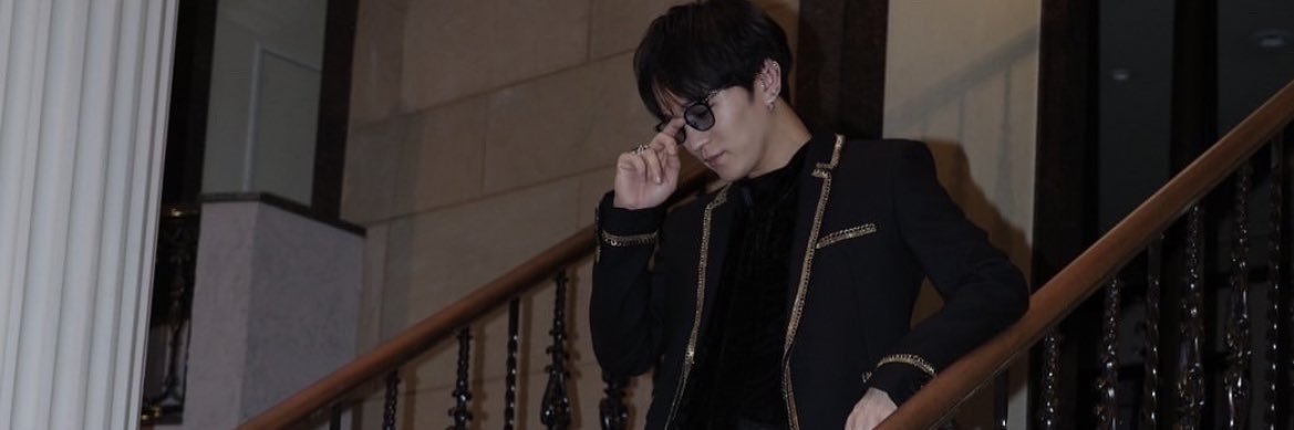 𝒩 banner