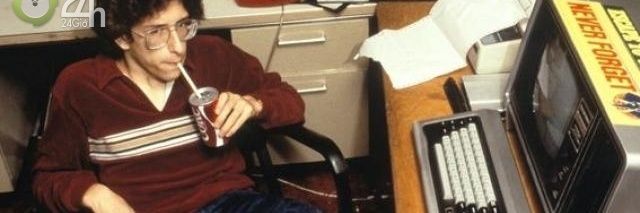 الرجل اللي واقف ورا عمر سليمان 😠 banner