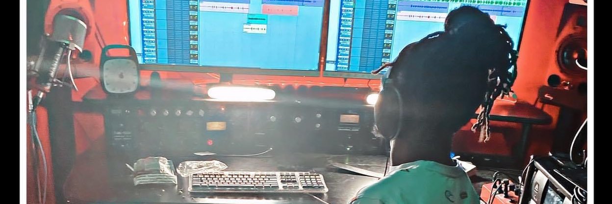 dnobew's profile banner image