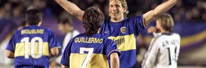 Marcos rojo lesionado cayendo por una torre gemela banner