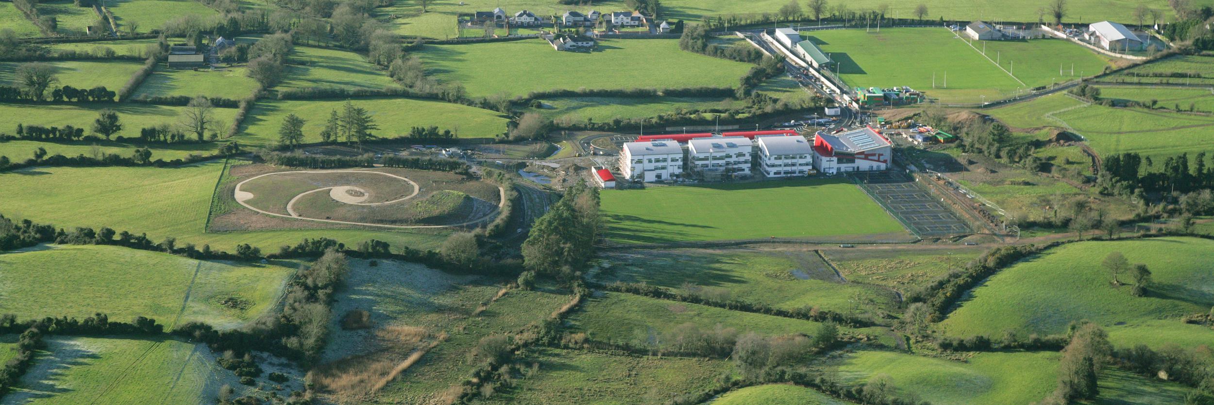 Scoil na Tríonóide Naofa banner