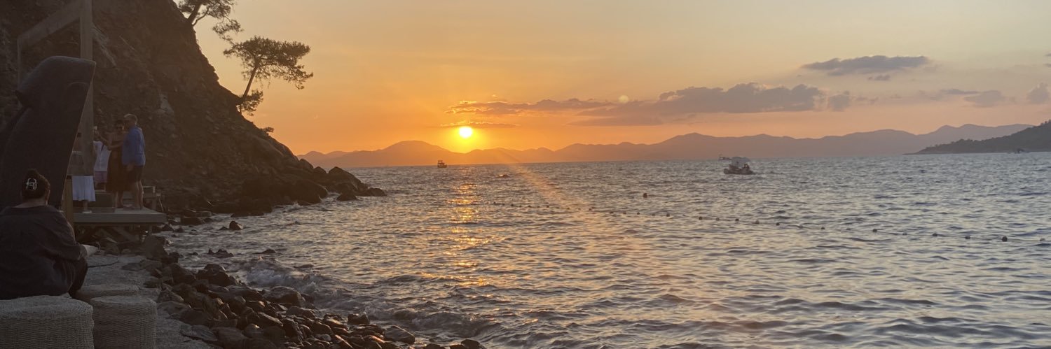 ozlemugurlu_'s profile banner image