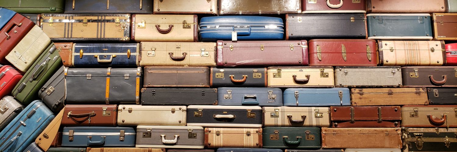 Laura Markis 🌊 banner