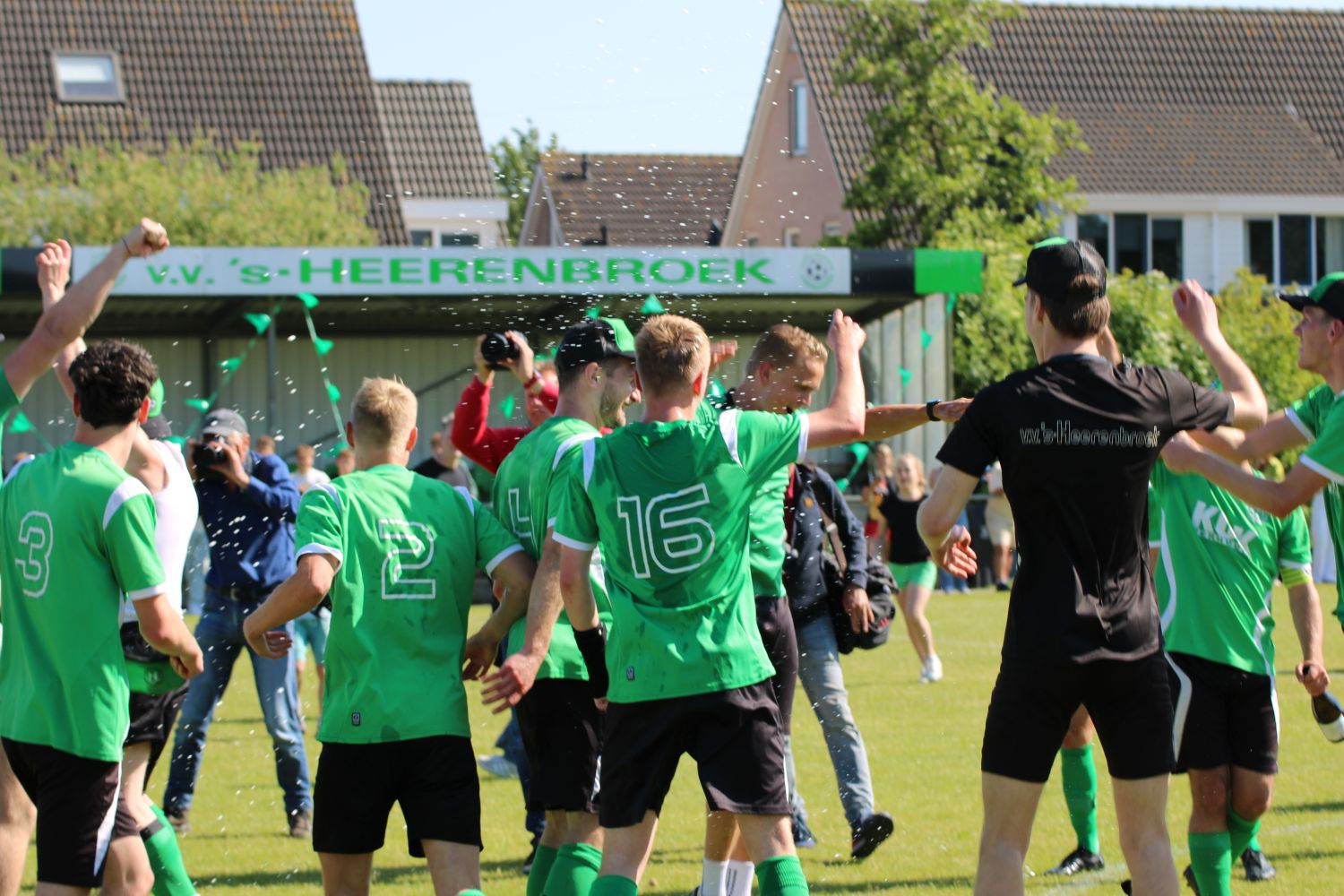 V.V. 's-Heerenbroek banner