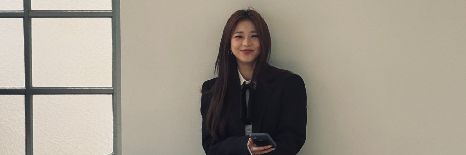 ellα 📖: the golden raven banner