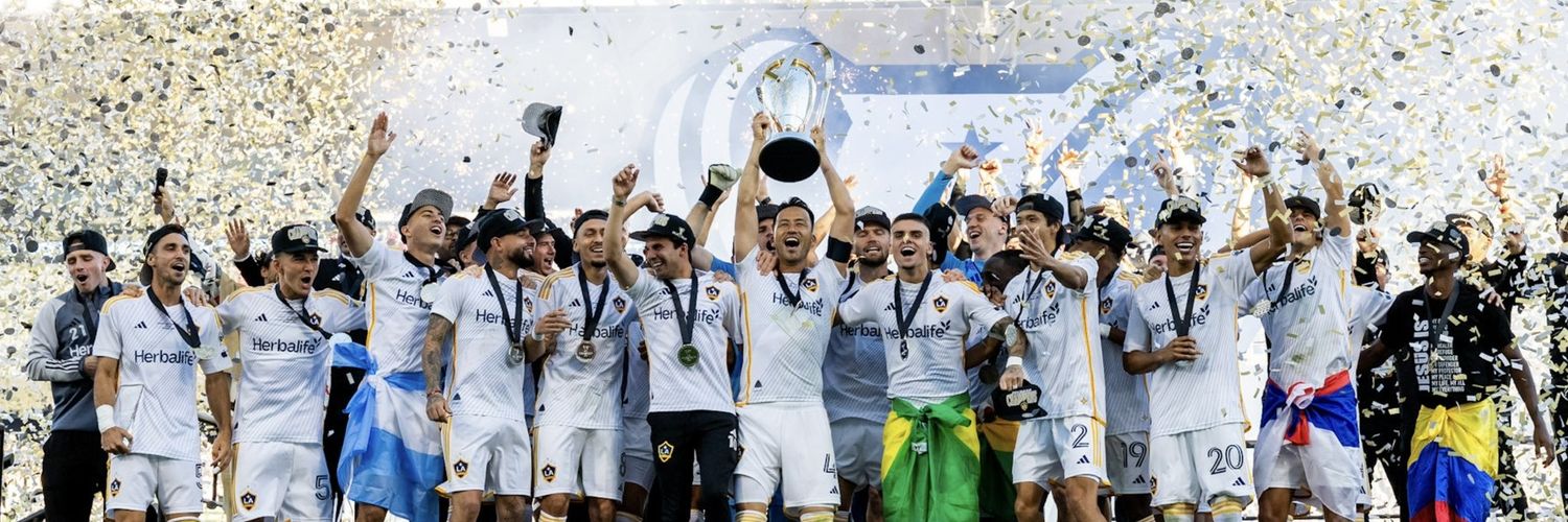 Los Blanco and Yellow's banner