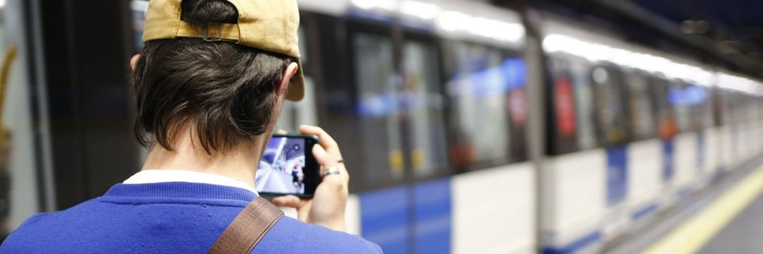 This station is Exeter St. de!vi ≷ banner